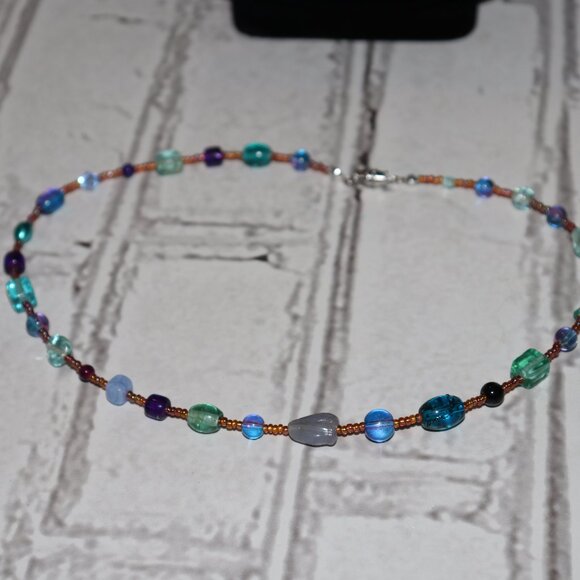 Beautiful NWOT Rose gold, purple and blue glass beaded necklace 17" - Picture 2 of 6